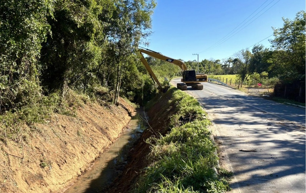 Prefeitura de Criciúma executa limpeza e desassoreamento de rios para prevenir alagamentos