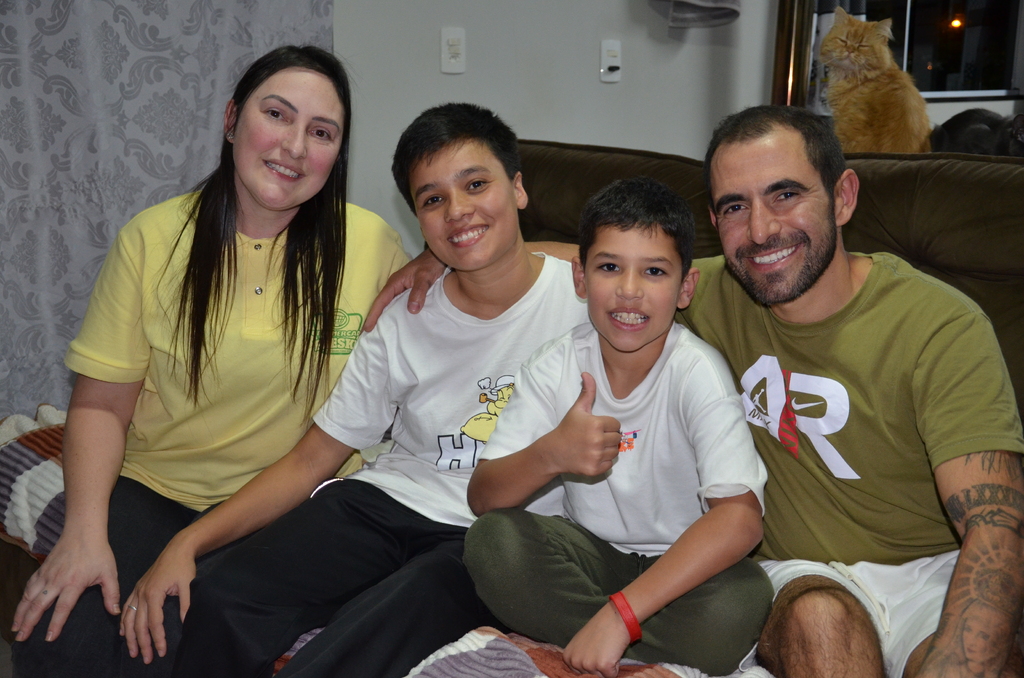 O sorriso de quem adotou não um,  mas dois filhos ao mesmo tempo