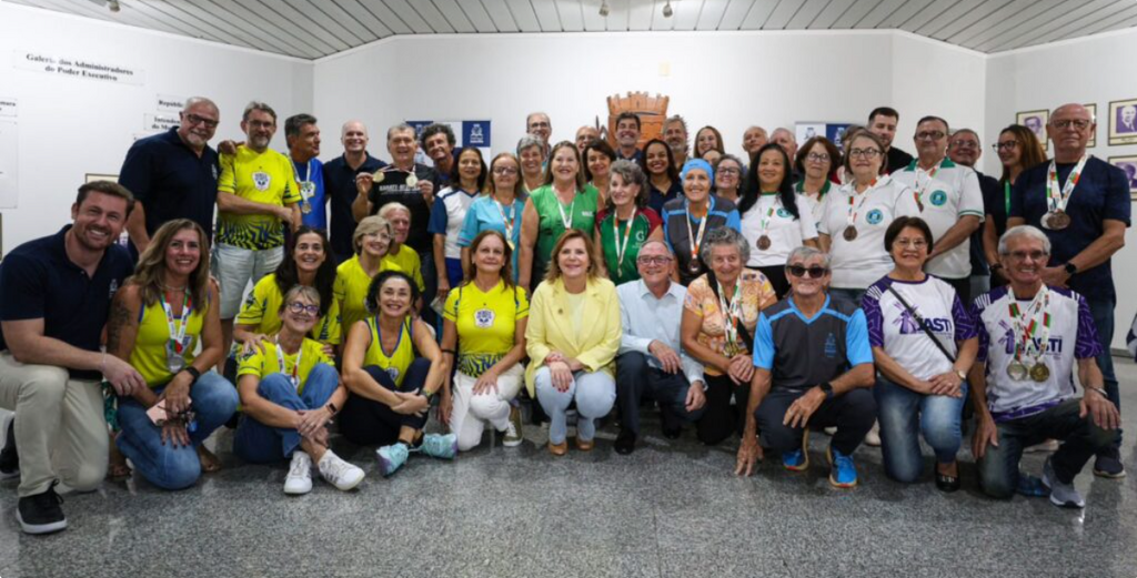 Atletas de Joinville no JASTI são recebidos pela prefeita Rejane Gambin