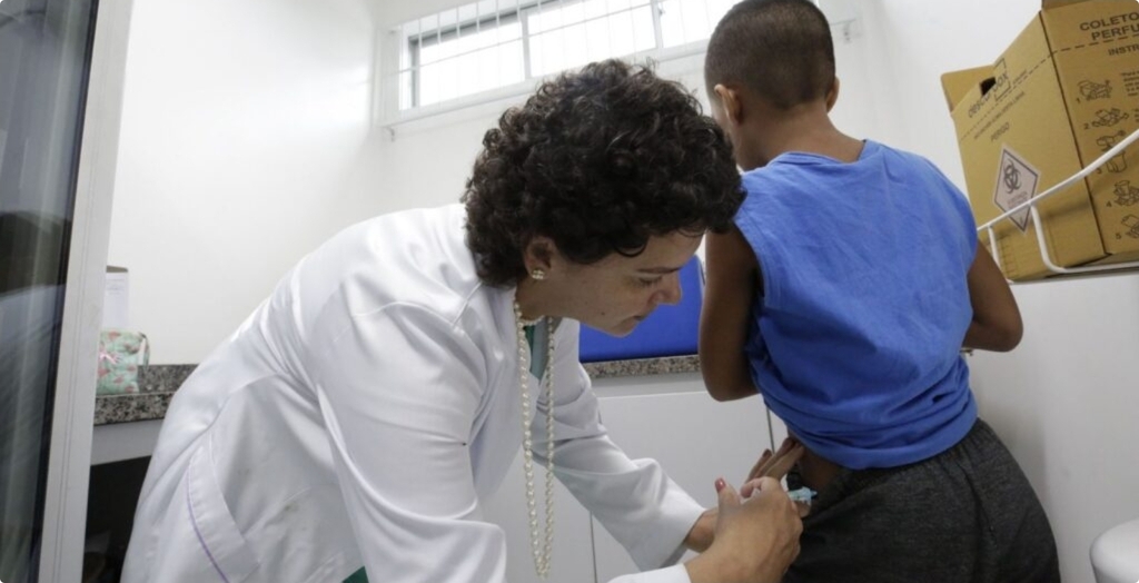Vacinação contra a gripe acontece em unidades de saúde e no Centreventos em Joinville