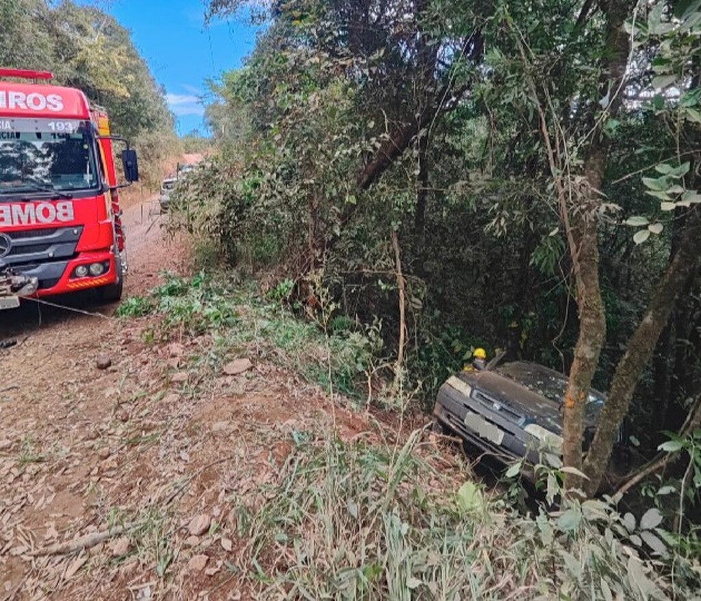 Mãe e filha são socorridas após carro capotar em ribanceira no Oeste, na tarde de quinta-feira, dia 21