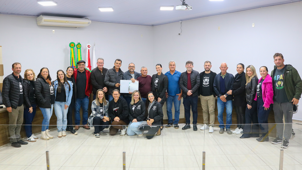 PRESIDENTE E REPRESENTANTES DA APAE FAZEM EXPLANAÇÃO NA CÂMARA DE VEREADORES DE PRAIA GRANDE
