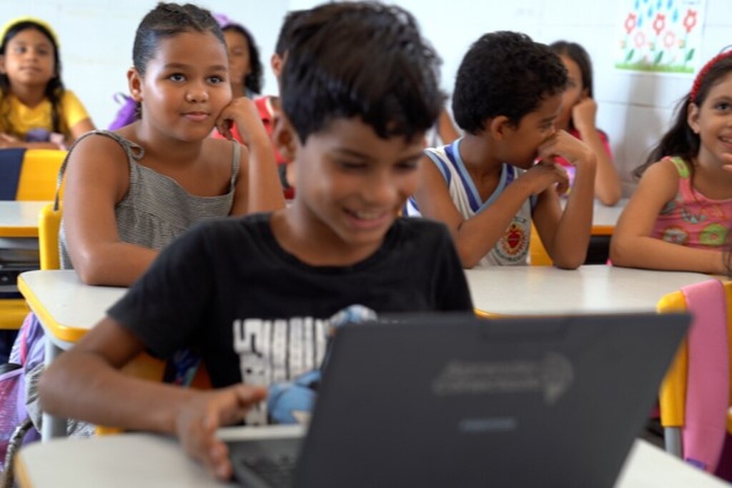 ESCOLAS CONECTADAS     Com avanço acelerado na conectividade, Brasil supera marca de 100 mil escolas públicas com internet gratuita e de qualidade