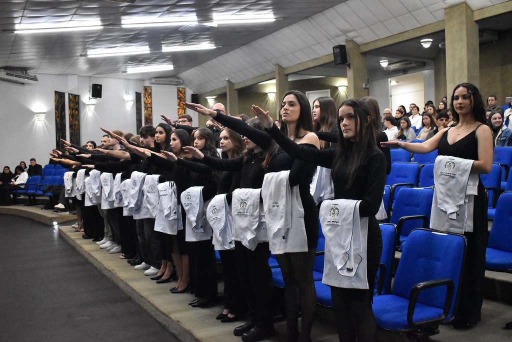 Cerimônia do Gral e Pistilo marca início da trajetória dos estudantes de Farmácia da Unoesc Joaçaba