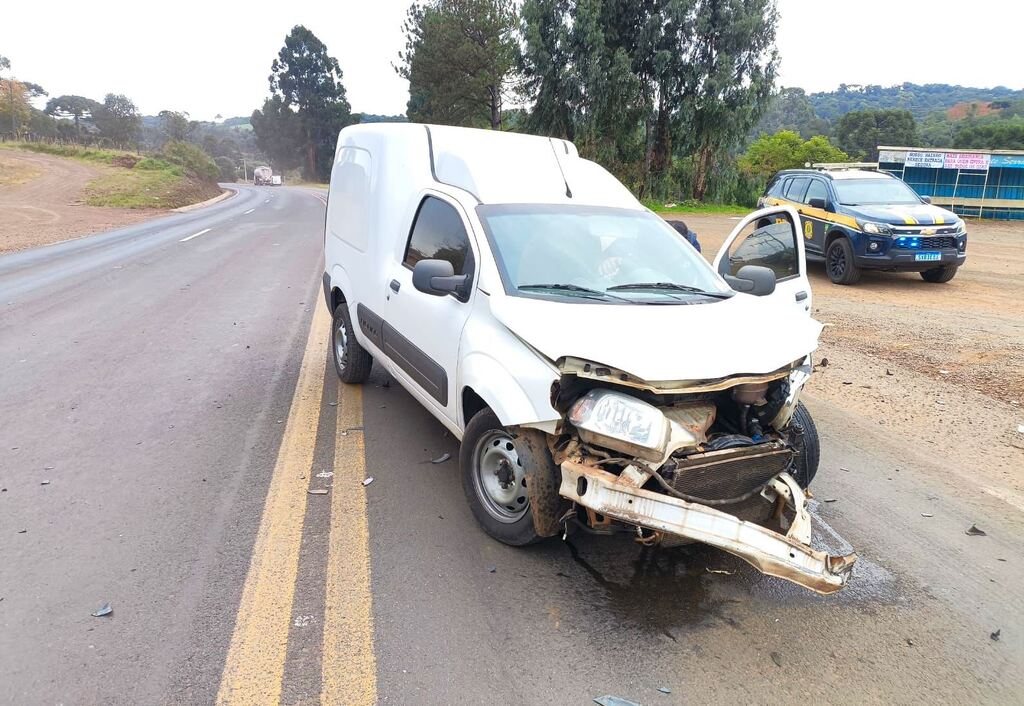 Batida entre carros na BR-282 deixa óleo na pista em Ponte Serrada, no final da manhã de sexta-feira, dia 22