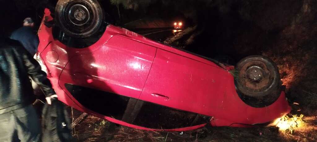 Duas pessoas são levadas ao hospital após carro capotar na BR-282 em Ponte Serrada