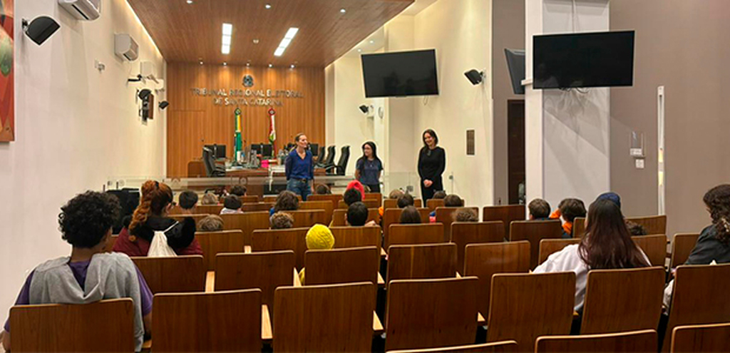 Alunos visitam Centro de Memória da JESC e têm primeiro contato com a urna eletrônica
