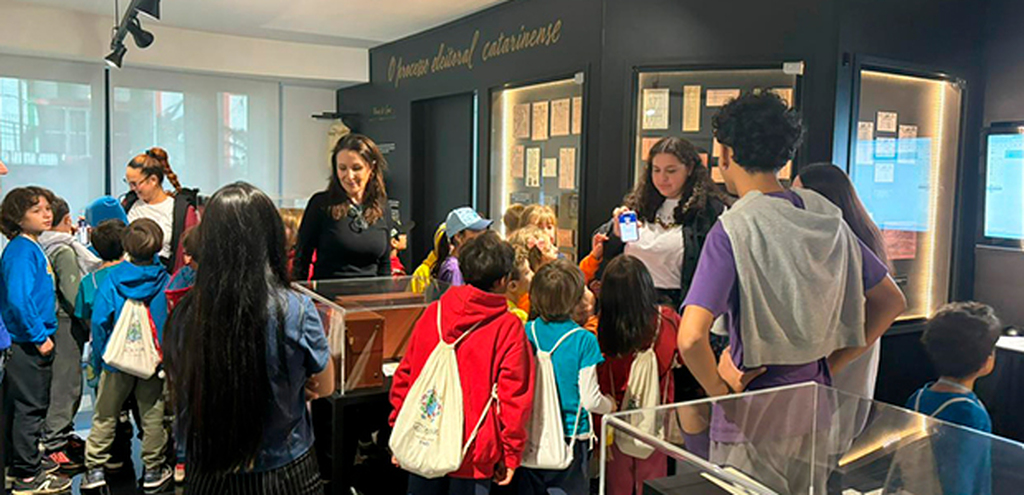 Alunos visitam Centro de Memória da JESC e têm primeiro contato com a urna eletrônica