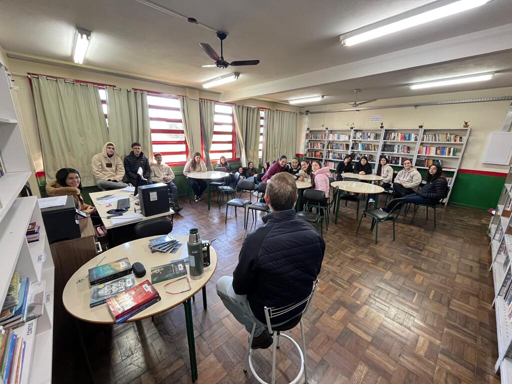 PROFESSOR RODRIGO LANÇA PRIMEIRO LIVRO AUTORAL E DOA EXEMPLARES À BIBLIOTECA DA ESCOLA MARIA SOLANGE