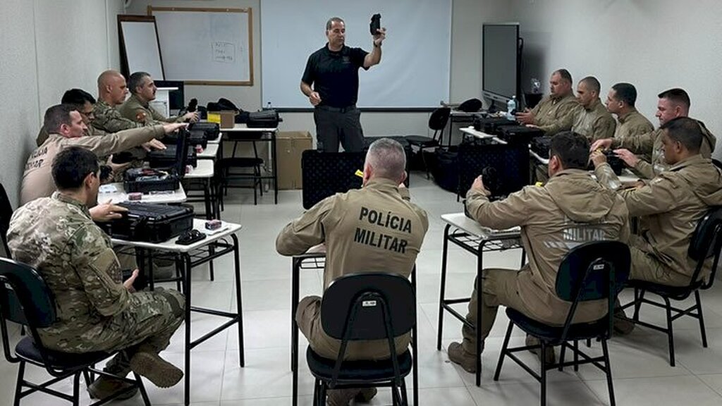 Polícia Militar treina instrutores para uso da nova arma Taser 10
