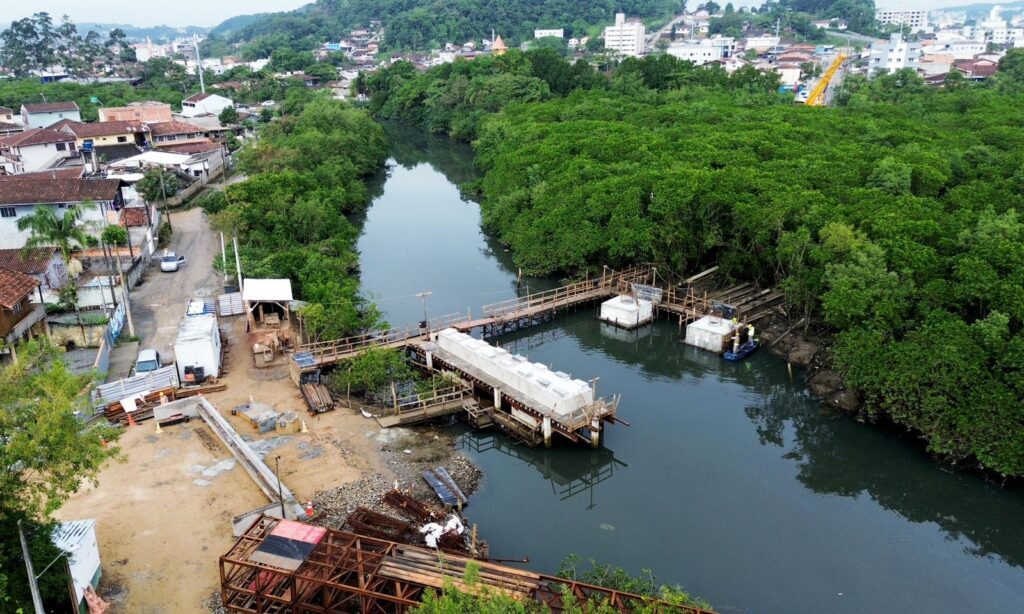 Obras da Ponte Anêmonas avançam com lançamento das primeiras vigas em Joinville