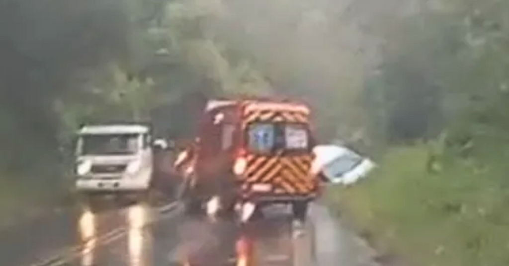 Bombeiros atendem acidente de trânsito envolvendo 2 automóveis na SC-350 em Taió