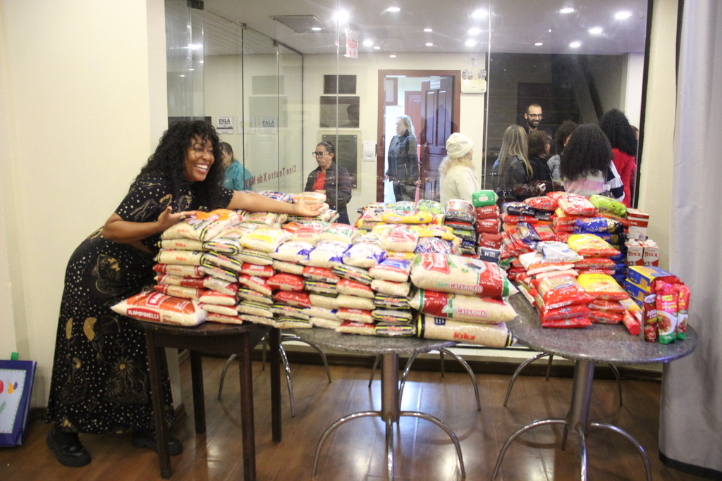 Espetáculo com Maíra Azevedo arrecada 422 kg de alimentos para o Instituto Transformar, de São Francisco do Sul