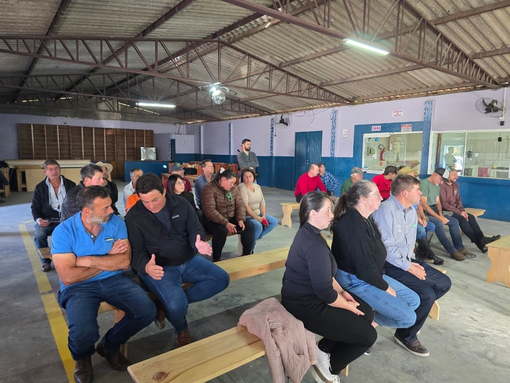 Reunião técnica sobre silagem de grão úmido reúne agricultores no interior de Otacílio Costa