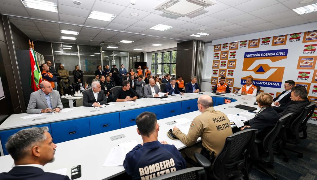 Governador acompanha primeira reunião presencial do Comitê de Gestão de Crises após assinatura do Decreto de Alerta Climático