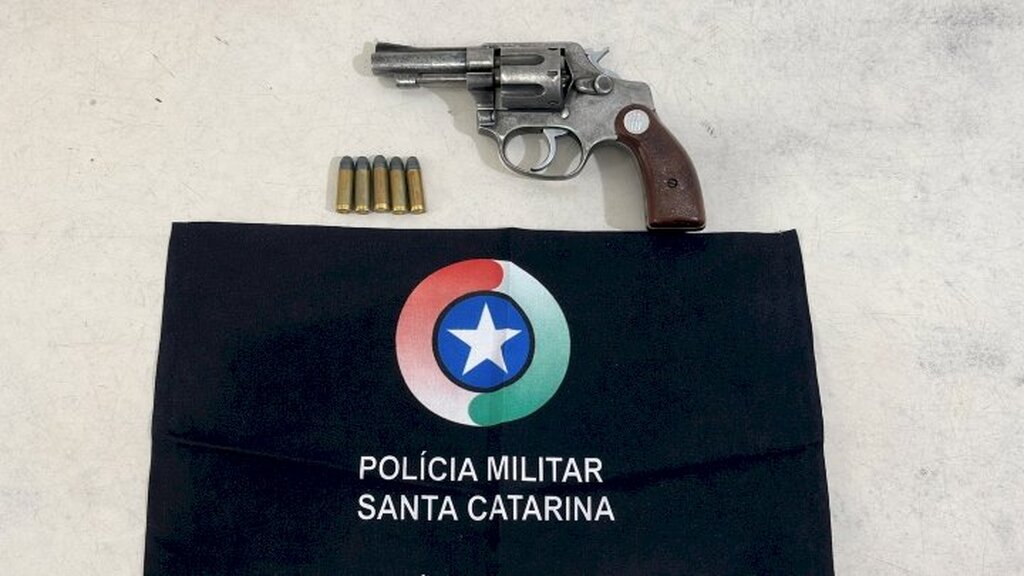 REVÓLVER E MUNIÇÕES SÃO APREENDIDOS DURANTE ABORDAGEM EM SOMBRIO