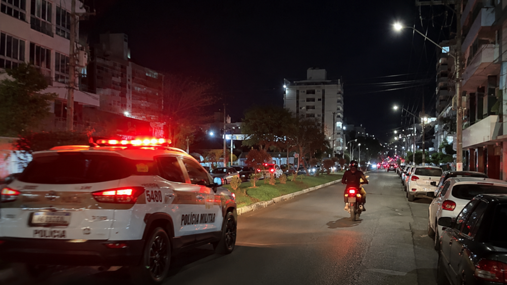 Fuga pelas ruas do Centro termina com suspeito baleado e preso em Imbituba