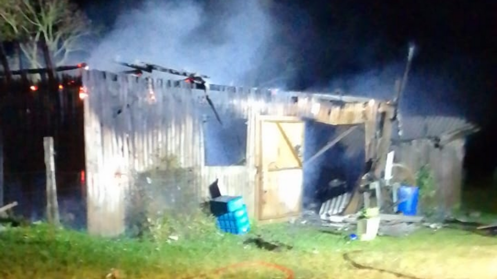 Incêndio destrói galpão durante a madrugada em Imaruí