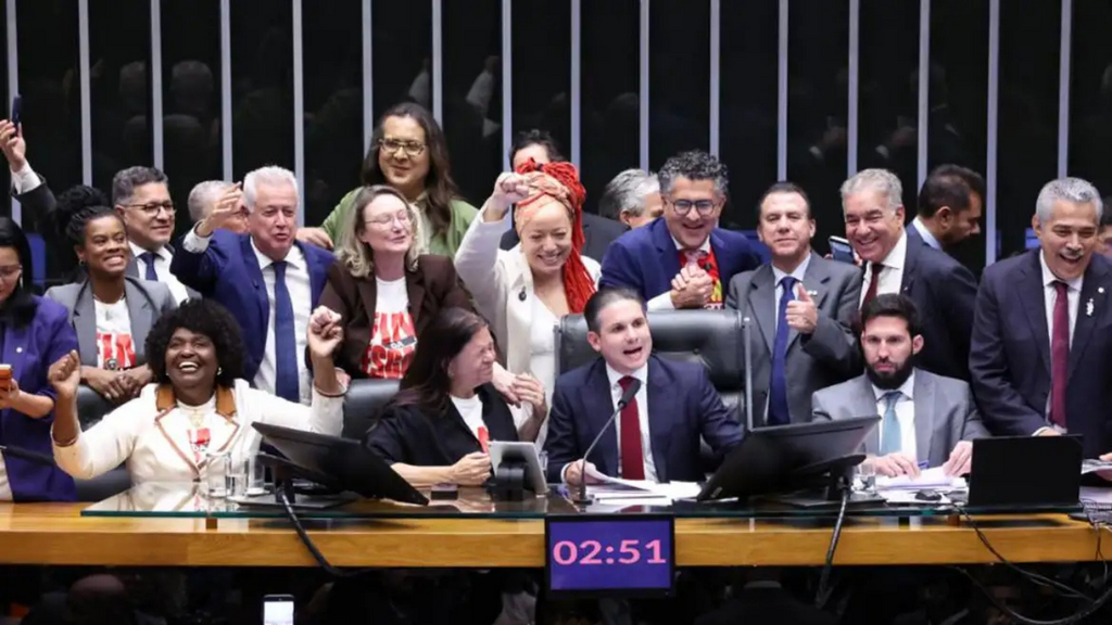 Câmara aprova PEC que reduz jornada de trabalho e acaba com escala 6x1