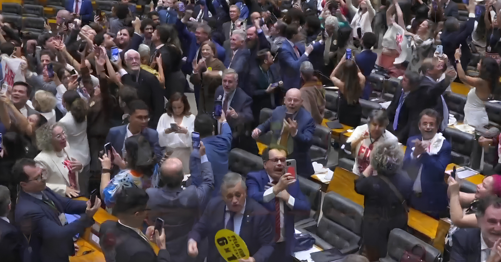 Fim da escala 6x1: Câmara aprova PEC que reduz jornada de trabalho, mas texto deve enfrentar resistências no Senado