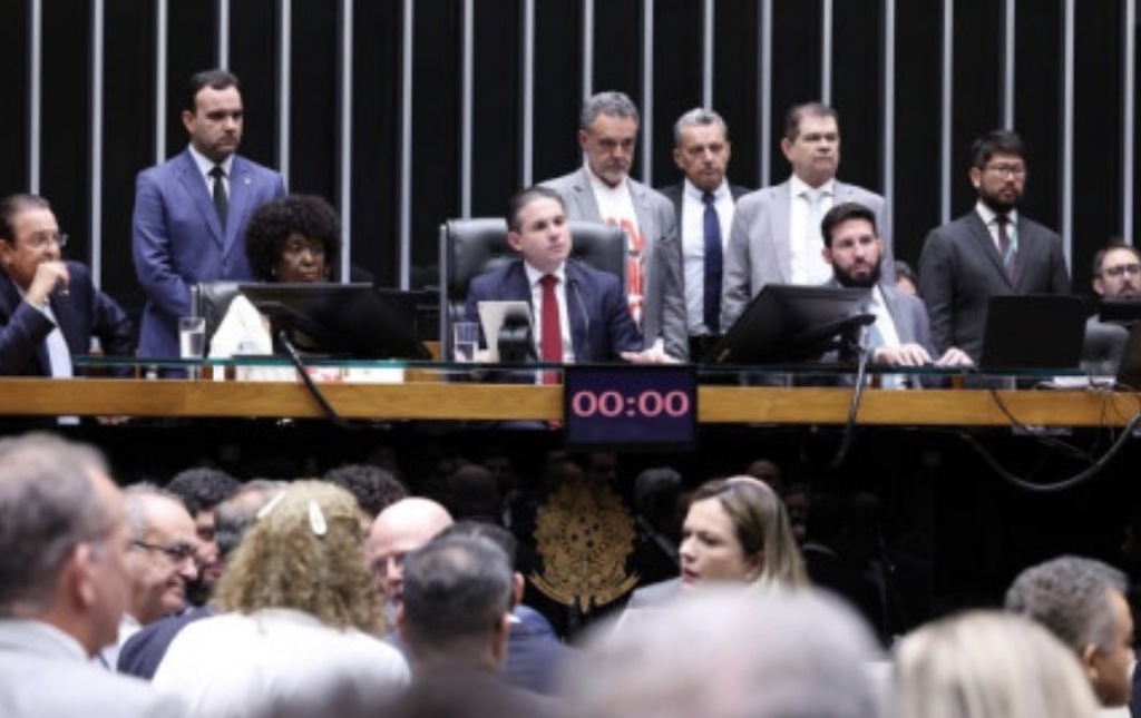 Câmara aprova em dois turnos fim da escala 6x1 com jornada máxima de 40 horas semanais