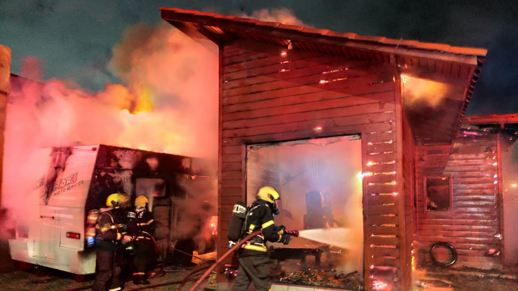 Motor home pega fogo e incêndio atinge casa em Santa Catarina
