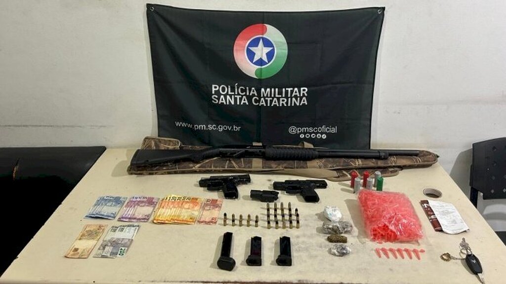 ARMAS DE FOGO, DROGAS E MUNIÇÕES SÃO APREENDIDAS DURANTE AÇÃO EM ARARANGUÁ