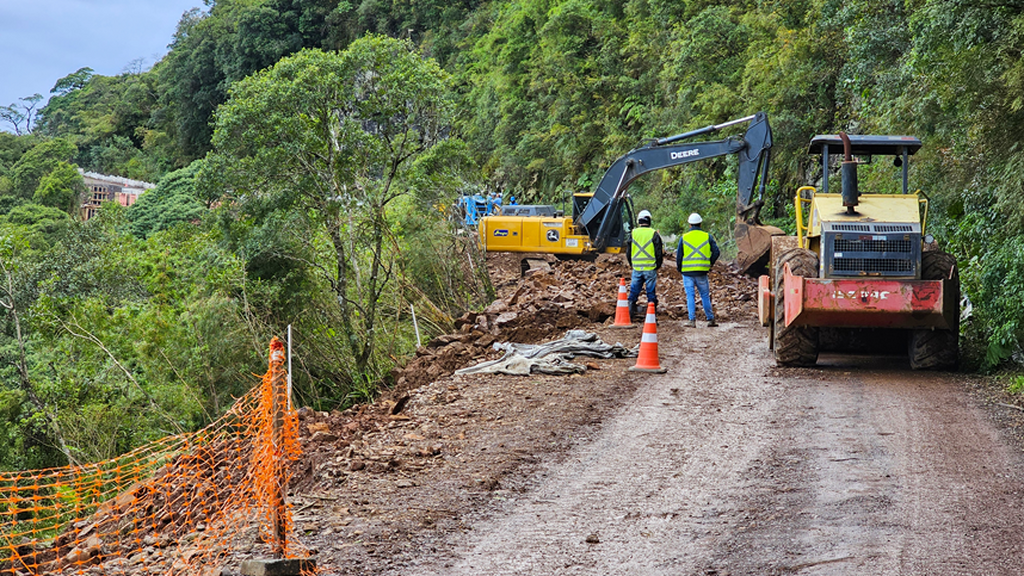 OBRAS NO MORRO DOS CABRITOS SEGUEM  EM RITMO ACELERADO NA SERRA DO FAXINAL