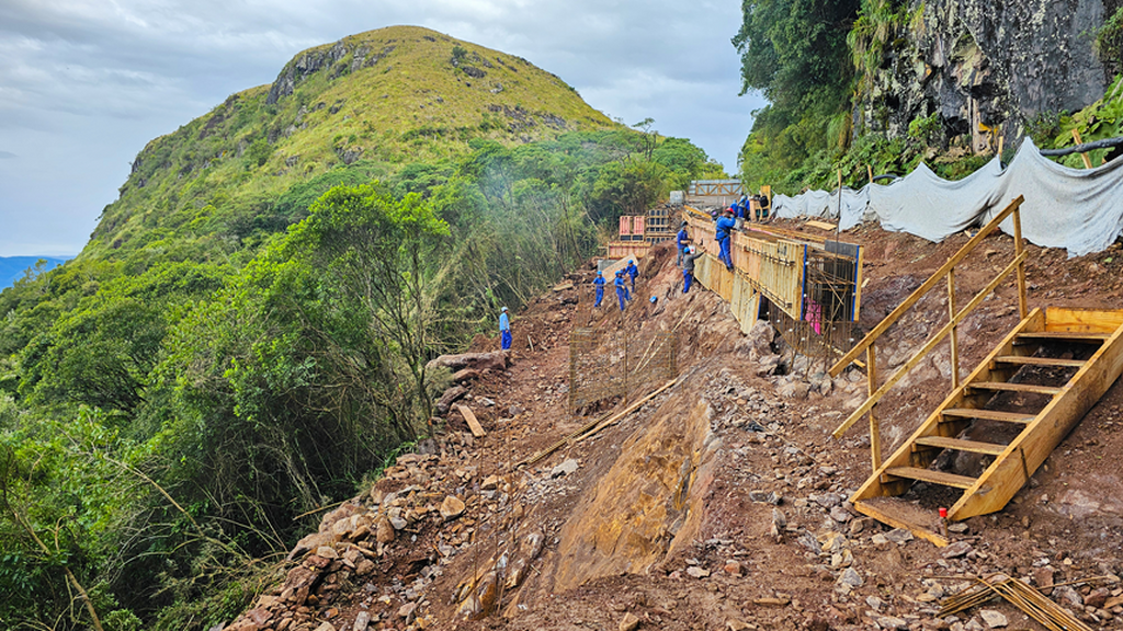OBRAS NO MORRO DOS CABRITOS SEGUEM  EM RITMO ACELERADO NA SERRA DO FAXINAL