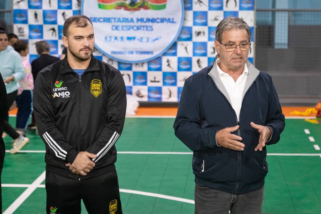 PASSO DE TORRES REALIZA ENTREGA DE UNIFORMES E MATERIAIS DO PROJETO ANJOS DO FUTSAL