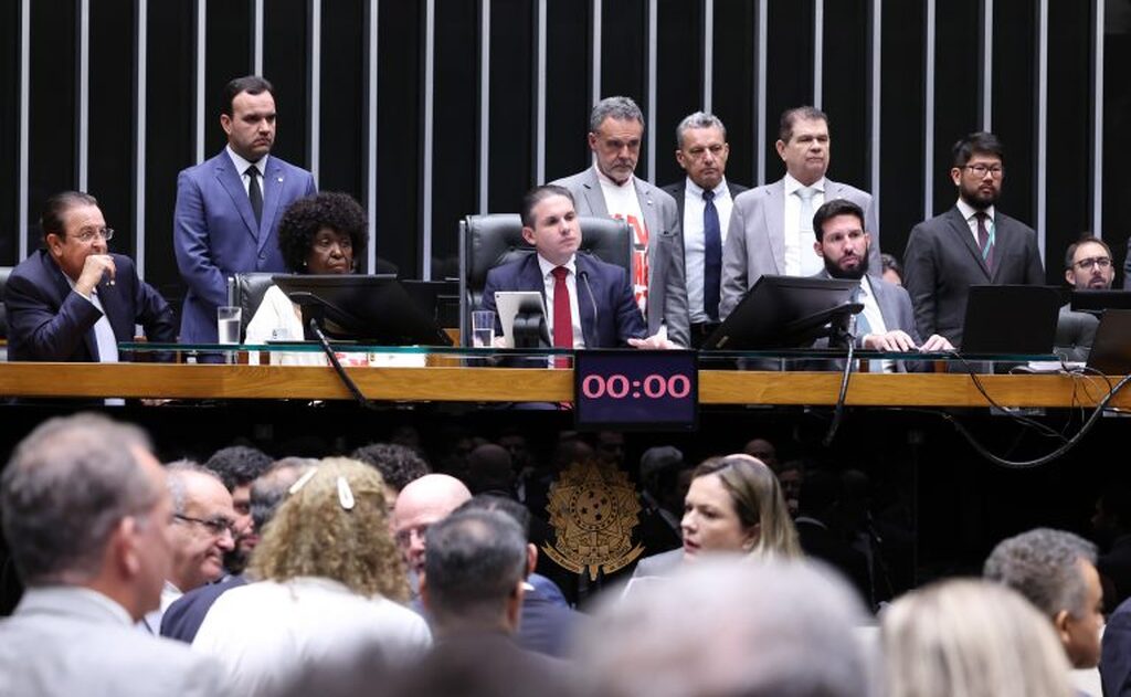 Redução da jornada custará caro ao Brasil, alerta FIESC