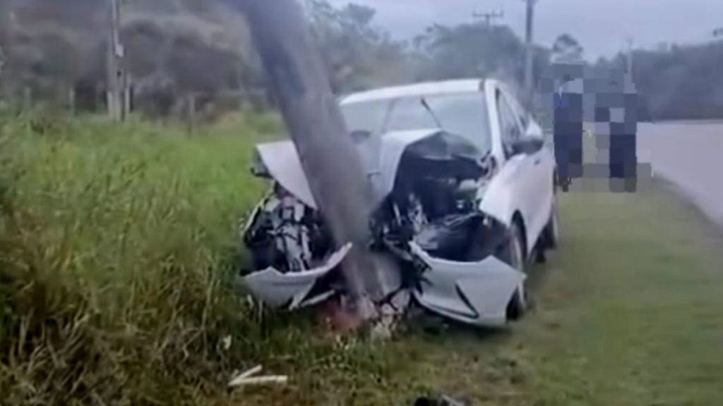 Foto Divulgação Reprodução Internet - Homem de 64 anos é socorrido após bater carro contra poste em Imbituba