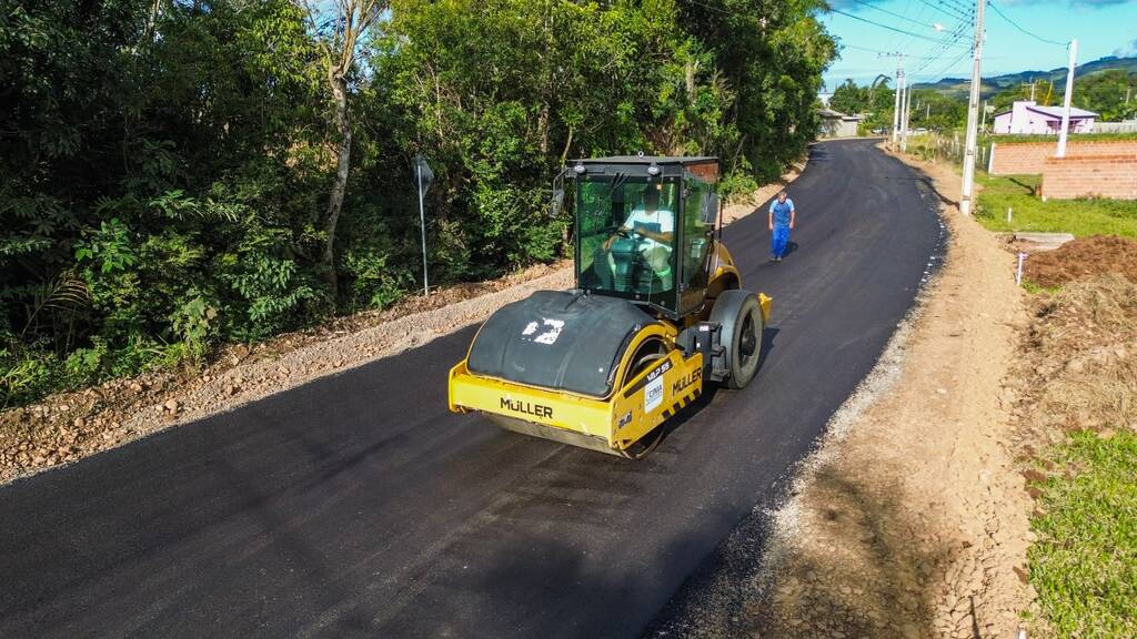 PRAIA GRANDE EXECUTA PAVIMENTAÇÃO NO BAIRRO HARMONIA COM ECONOMIA DE ATÉ 40% POR MEIO DA USINA DE ASFALTO