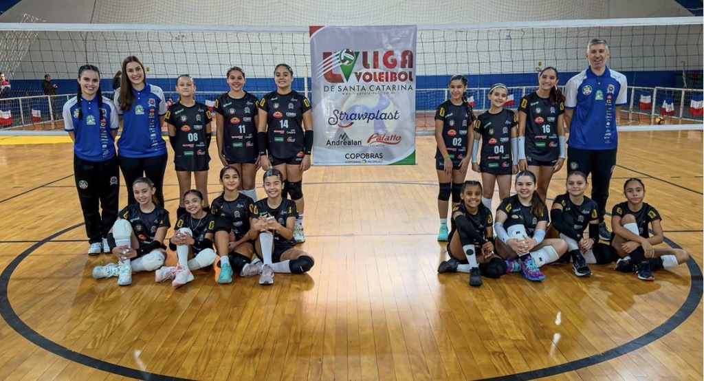 Vôlei de Forquilhinha celebra entrega de uniformes e conquista vitórias em competições estaduais