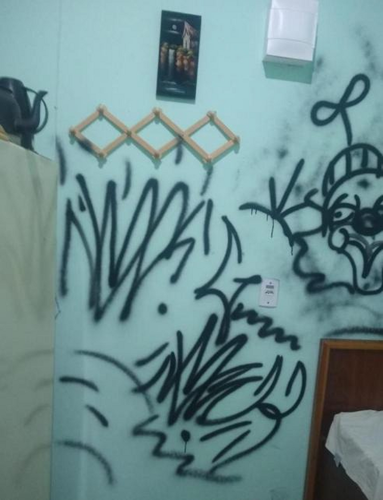HOMEM É DETIDO EM PASSO DE TORRES POR PICHAÇÃO, VANDALISMO, LESÃO CORPORRAL E AMEAÇA