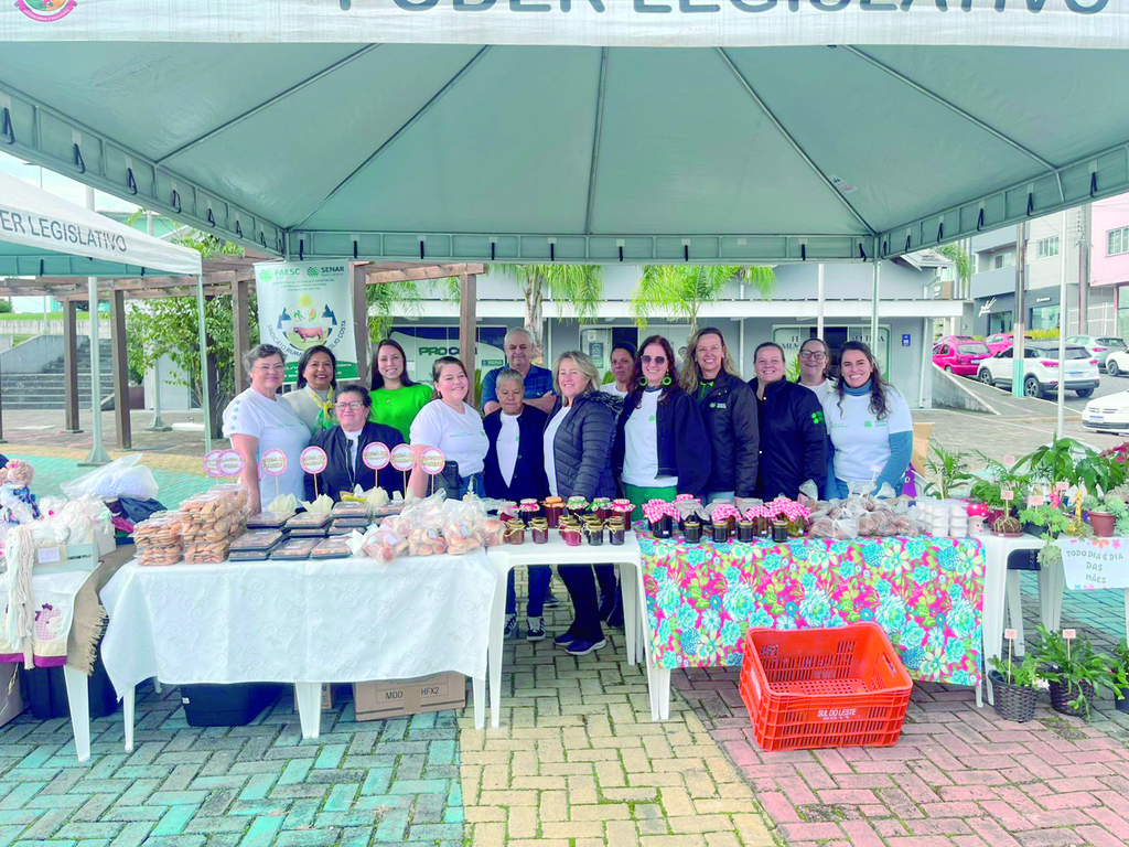Para concluir treinamento, produtoras fazem feira na praça