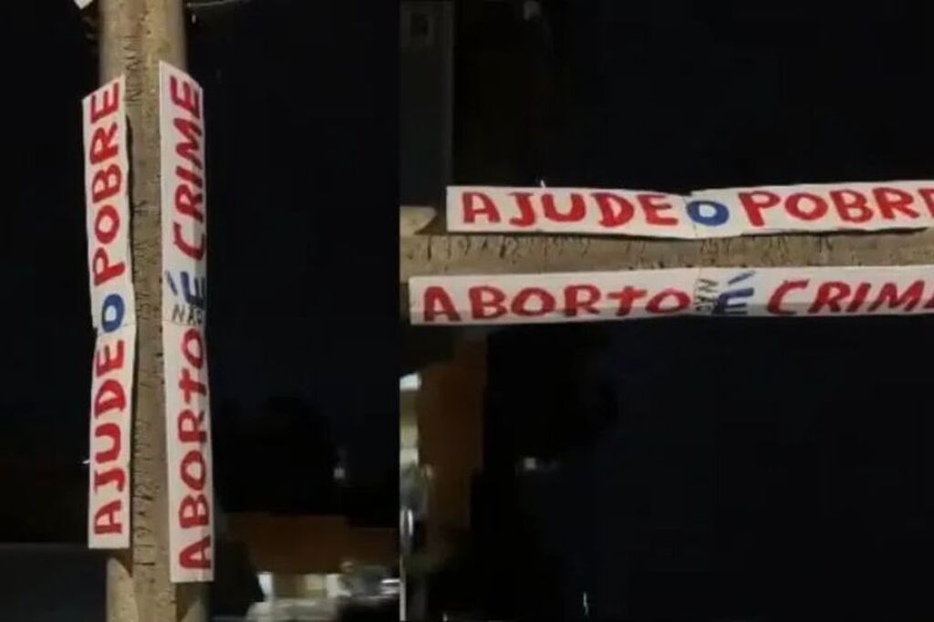 Placas com mensagens são fixadas irregularmente em postes de Timbó