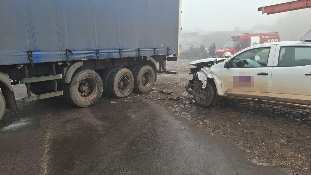 Acidente entre carreta, caminhonete e carro deixa feridos na BR-282 em Vargem Bonita, na manhã de segunda-feira, dia 1º