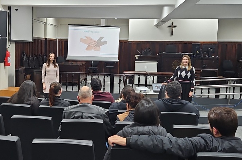 Curso de preparação discute mitos e preconceitos da adoção com 26 pretendentes em Lages