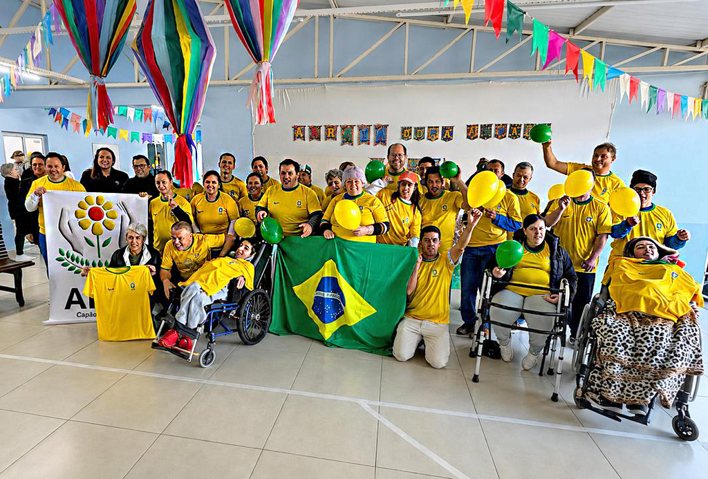 LOJAS MIOLA E ROVINE ENTREGAM 100 CAMISETAS DA SELEÇÃO BRASILEIRA À APAE DE CAPINZAL E REFORÇAM APOIO À INCLUSÃO SOCIAL