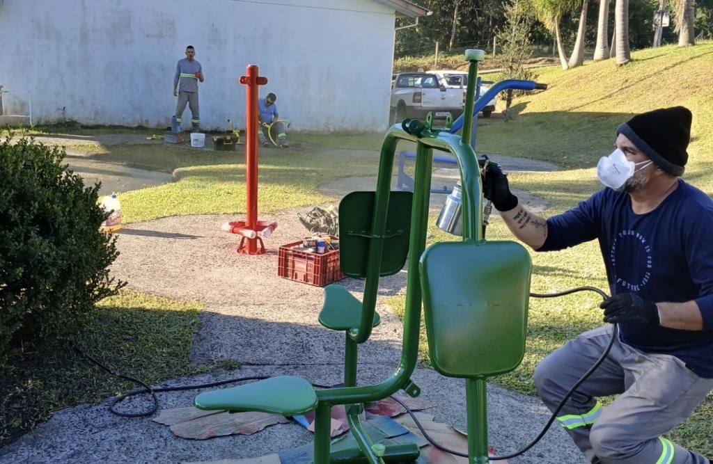 Academias ao ar livre e parques públicos recebem melhorias em Urussanga