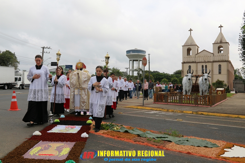 FIÉIS CELEBRAM CORPUS CHRISTI COM MISSA E PROCISSÃO EM SÃO JOÃO DO SUL