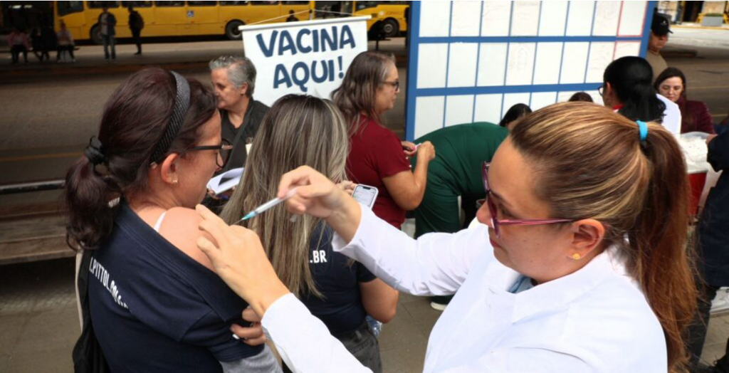 Quase mil pessoas se vacinam contra a gripe durante ação nos terminais de Joinville