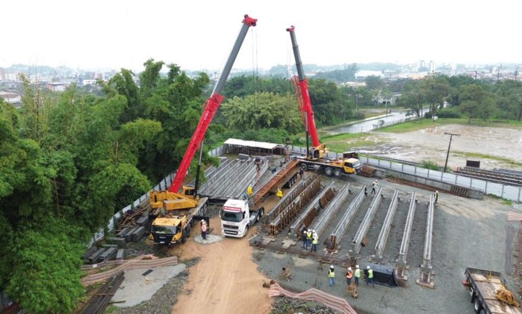 Obra da Ponte Anêmonas avança com lançamento de novas vigas entre os bairros Fátima e Guanabara