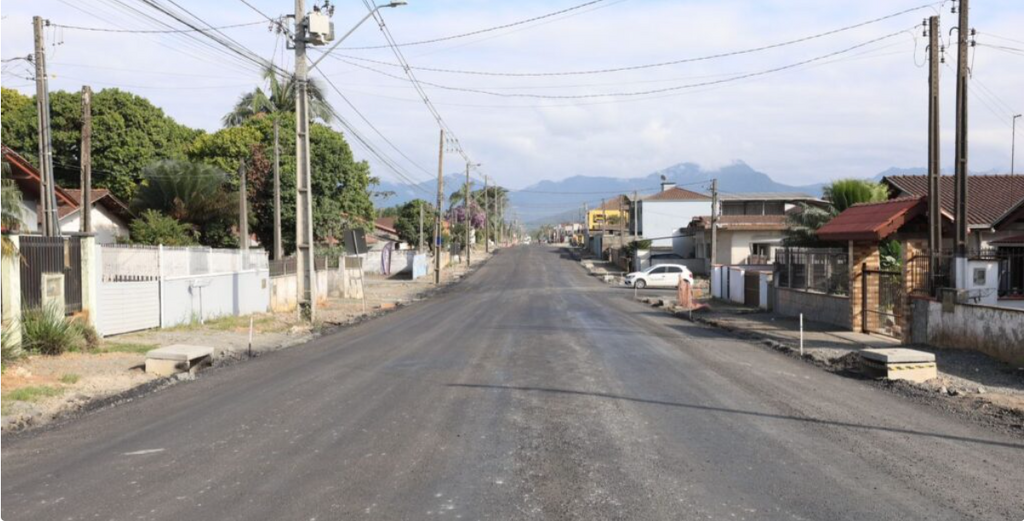 Rua Minas Gerais recebe primeira camada de asfalto e avança na requalificação em Joinville