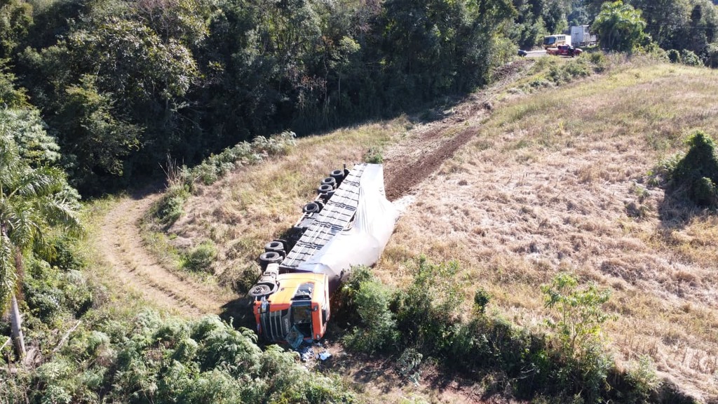 Motorista dorme ao volante e tomba carreta na BR-153 em Irani, na noite de quinta-feira, dia 4