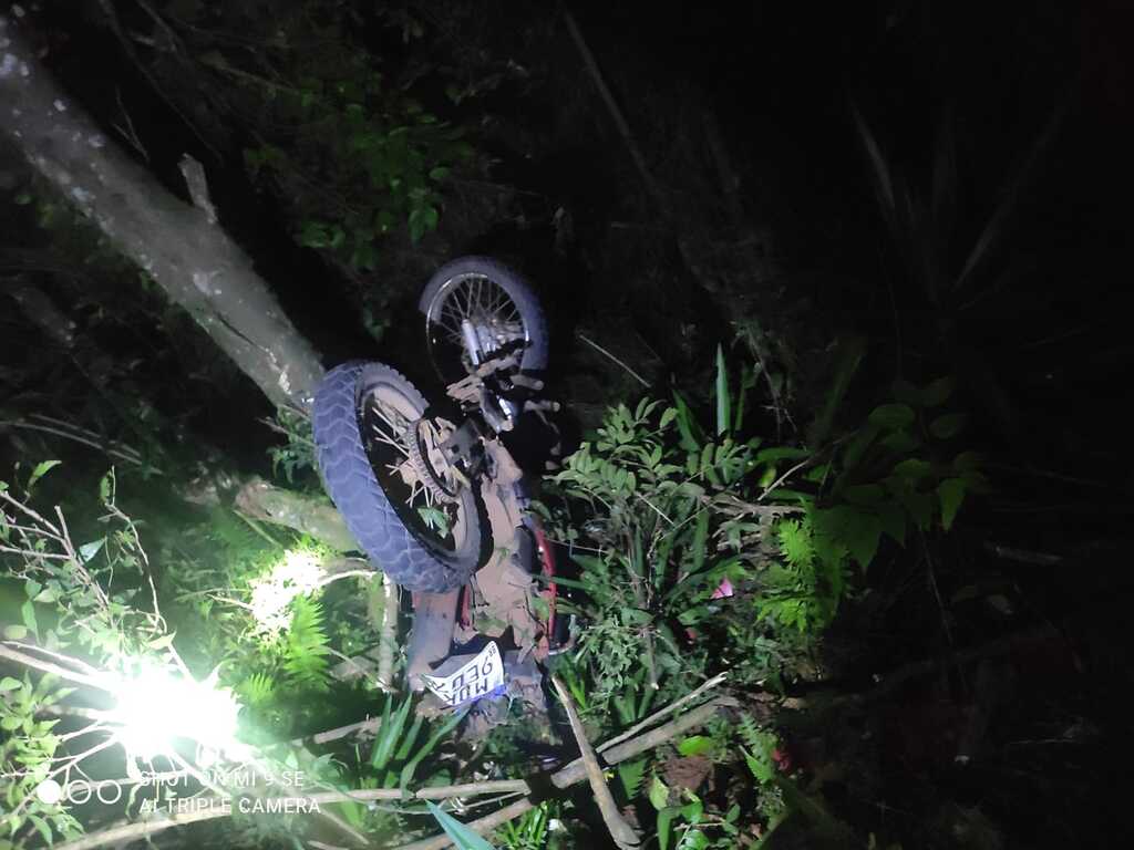 Motocicleta sai da pista durante a noite e deixa dois homens gravemente feridos em Água Doce