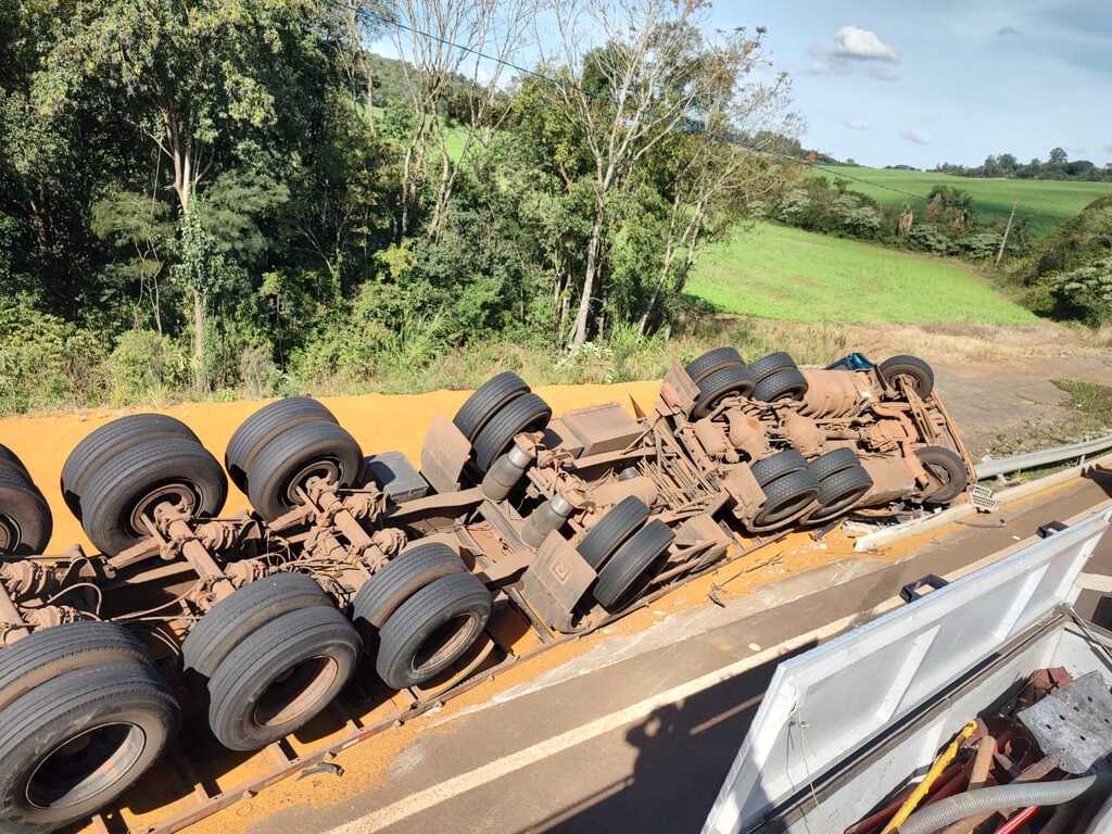 Mulher morre presa às ferragens em tombamento de caminhão na BR-282