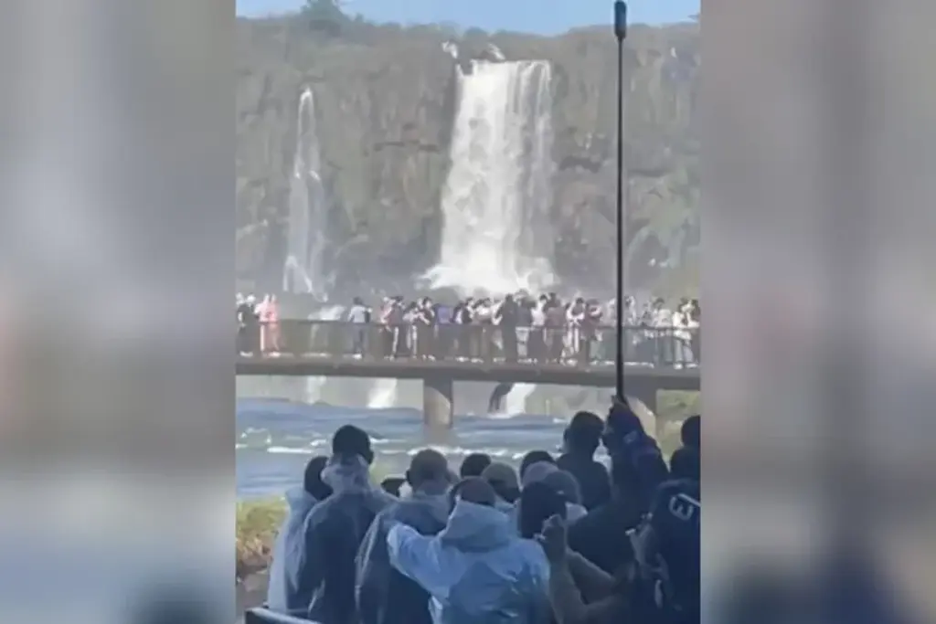 Turista pula nas águas das Cataratas do Iguaçu para recuperar celular