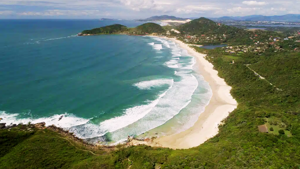 Imbituba no cenário internacional: Praia do Rosa conquista espaço entre as melhores praias do mundo